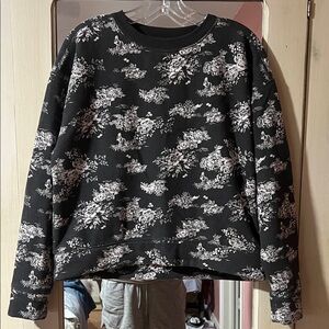 Universal Thread Black and White Floral Crewneck Sweater